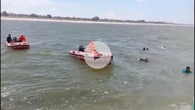 मिर्ज़ापुर: नगर के नारघाट पर गंगा नदी में जलस्तर वृद्धि के दौरान नौका पलटने और डूबने की रोकथाम के लिए प्रशासन ने किया मार्क अभ्यास