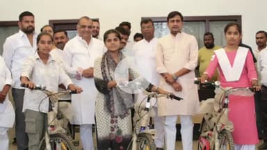 रामपुर: सेवक कार्यालय में नगर विधायक आकाश सक्सेना ने इंटरमीडिएट में अच्छे अंक प्राप्त करने वाली छात्राओं को बांटी साइकिलें