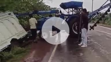 बमोरी: बमोरी पराठ रोड तिराहे पर गाय को बचाने में अनियंत्रित होकर नाली में उतरा पिकअप वाहन