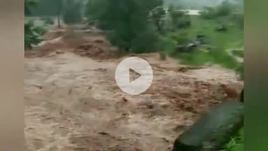 अक्कलकुवा: मुसळधार पावसामुळे जांगठी ते मनीबेली रस्त्यावर दरड कोसळल्याने नर्मदा काठावरील गावांचा संपर्क तुटला