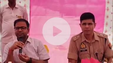 फिरोज़ाबाद: मोहर्रम को लेकर फ़िरोज़ाबाद DM और SSP ने मुस्लिम धर्म गुरुओं के साथ नालबंद पुलिस चौकी पर की मीटिंग