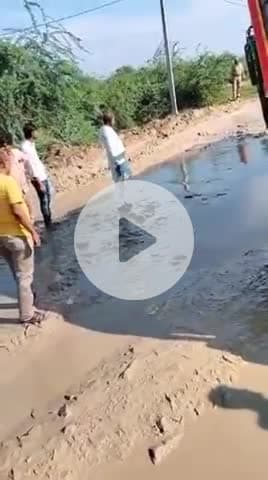 उरई: कोटरा गांव जाने वाला मुख्यमार्ग पानी भर जाने से तालाब में तब्दील, विधायक का कीचड़ से निकलते वीडियो सोशल मीडिया पर वायरल