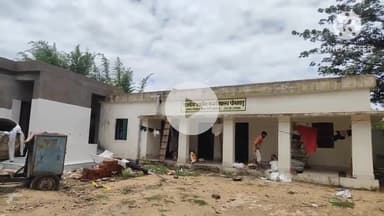 सोनाहातु: मध्य विद्यालय चौकाहातू में मजदूरों का कब्जा, ग्रामीणों ने की शिकायत