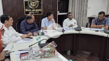 झांसी: झांसी में विद्युत आपूर्ति समस्या के समाधान के लिए प्रबंध निदेशक ने विकास भवन में अधिकारियों के साथ की बैठक