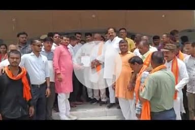 बलरामपुर: झारखंडी सरोवर को लेकर जय माँ दुर्गा महोत्सव केन्द्रीय समन्वय समिति के पदाधिकारियों ने डीएम व एसपी को दिया ज्ञापन