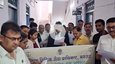 बक्सर: बक्सर व्यवहार न्यायालय में न्यायाधीश ने न्यायालय कर्मियों को नशामुक्ति की शपथ दिलाई