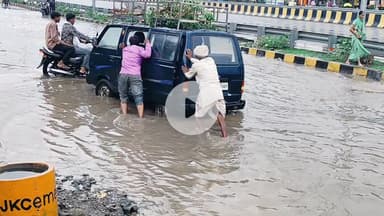 पचोर: पचोर हाईवे पर सर्विस रोड बना तालाब, 3 फीट पानी भरने से वाहन डूबे, लोग परेशान