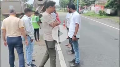 कुडू: कुडू प्रखंड में सांसद प्रतिनिधि लाल बिकास नाथ साहदेव ने अतिक्रमण हटवाया, सड़क की साफ-सफाई और गड्ढे भरवाए