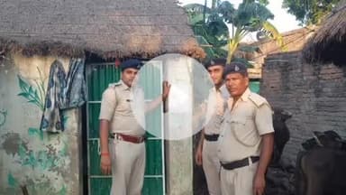 गोपालगंज: थावे पुलिस ने पंडित के हरपुर गांव में छह आरोपितों के घरों पर इश्तेहार चिपकाया: थानाध्यक्ष