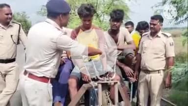 बक्सर: चौसा चेकपोस्ट पर जुगाड़ गाड़ी के तहखाने से 124 लीटर शराब बरामद, तीनों तस्कर गिरफ्तार