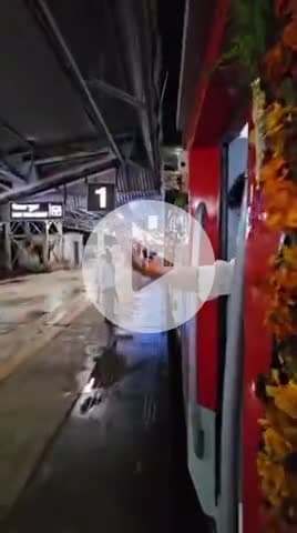 केंद्रीय मंत्री सिंधिया ने आज ट्रेन उद्धघाटन के बाद जोखिम लेकर सुरक्षा नियमों को भी नज़र अंदाज़ कर दिया।