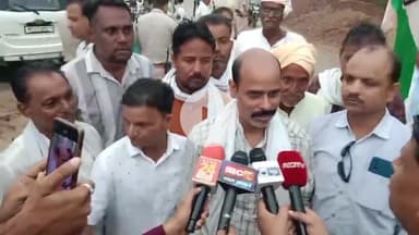 श्योपुर में सड़क निर्माण में बेहद धांधली है कंपनी भाजपा नेता से जुड़ी है विकास को कमजोर किया जा रहा है ये जनता का पैसा लुट रहे है मेरा मीडिया से बातचीत में आरोप