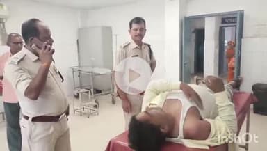 भभुआ: कंचन नगर के समीप कार की चपेट में आए बाइक सवार शिक्षक को पुलिस ने सदर अस्पताल पहुंचाया, हुआ घायल