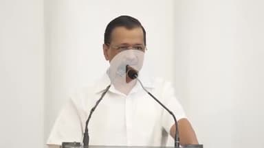 आम आदमी पार्टी के राष्ट्रीय संयोजक अरविंद केजरीवाल ने कहा कांग्रेस अब बीजेपी की गोद में बैठ चुकी है। कांग्रेस की टॉप लीडरशिप ने खुद ही अपनी पार्टी को कमज़ोर किया है। जब कांग्रेस कार्यकर्ता देखते हैं कि उनके नेता बीजेपी से हाथ मिला रहे हैं,