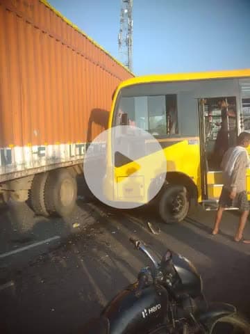 गोपालगंज -निर्मला कैथोलिक स्कूल बस और ट्रक के बीच हुई जोरदार टक्कर,दर्जनों बच्चे हुए  घायल.घायल सभी बच्चों को सदर अस्पता