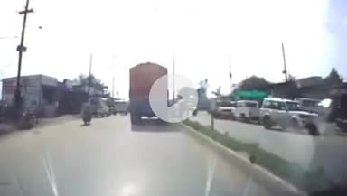 सिंगरौली: कचनी में सड़क हादसे का डैशकैम फुटेज: ट्रक क्रॉस करते समय बिगड़ा बैलेंस, पहिए से कुचला