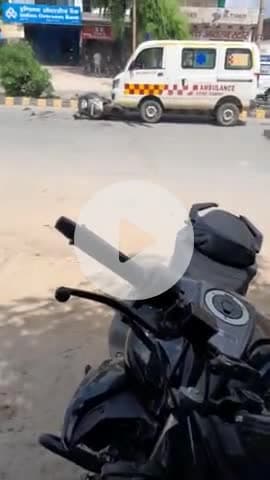 लादूपूर में एंबुलेंस से बाइक टकराई