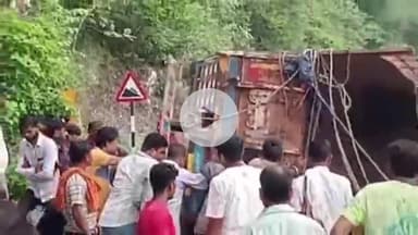 गढ़बोर: चारभुजा-देसूरी नाल में फिर हुआ भीषण सड़क हादसा, पंजाब मोड़ पर ट्रक पलटा, आवागमन ठप, दो घायल