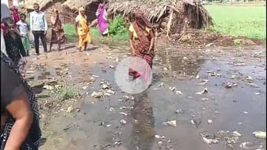 जलेसर: ग्राम पंचायत पुन्हेरा के गांव नगला लक्ष्मण में रास्ते का नहीं हुआ निर्माण, रास्तों में जल भराव से दलदल #Jansamasya