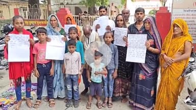 मिर्ज़ापुर: गोबरहा मेड़रा गांव के पीड़ित परिवार ने कलेक्ट्रेट में डीएम को ज्ञापन सौंपकर विपक्षी पर जमीन कब्जा करने का आरोप लगाया