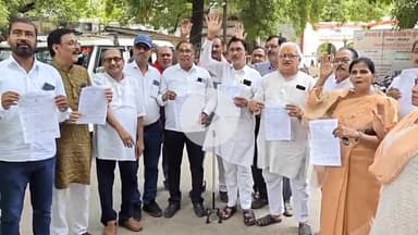 मिर्ज़ापुर: उत्तर प्रदेश उद्योग व्यापार प्रतिनिधिमंडल ने ऑनलाइन ट्रेडिंग व्यापार के विरोध में जिला कलेक्ट्रेट में किया प्रदर्शन