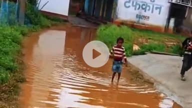 बूरमू: उमेडंडा गांव की सड़क में जलभराव से ग्रामीण परेशान, उप मुखिया ने कहा-  जल्द से जल्द बनाने का प्रयास करेंगे #jansamasya