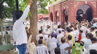 जौनपुर: कलेक्ट्रेट परिसर में मर्जर आदेश वापसी के लिए शिक्षक संघ ने भरी हुंकार