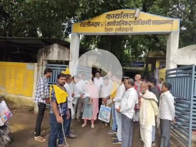 बाबई: राष्ट्रीय किसान मजदूर महासंघ ने माखन नगर में खाद व बिजली की समस्या को लेकर तहसीलदार को ज्ञापन सौंपा