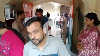 चूरू: चूरू में परीक्षा केंद्र पर अभ्यर्थियों ने उत्साहपूर्वक दी परीक्षा