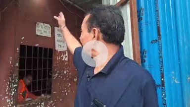 झांसी: लक्ष्मी गेट स्थित लोहे की गुमटी में चल रही शराब की दुकान में आया करंट, मालिक ने पक्की दुकान में शिफ्ट करने की गुहार लगाई