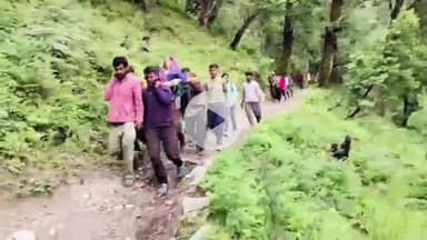 घाट: प्राणमति गांव से 6 किमी डंडी कंडी की पालकी बनाकर बुजुर्ग महिला को सड़क मार्ग तक पहुंचाया, ग्रामीणों ने बयां किया दर्द