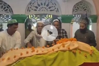 कांके: रिसालदार शाह बाबा के मजार पर जेएमएम नेताओं ने शिबू सोरेन के स्वास्थ्य के लिए की चादरपोशी