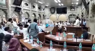 ग्वालियर गिर्द: ग्वालियर के नगर निगम परिषद की बैठक में नाराज़ BJP पार्षदों ने जमकर किया हंगामा