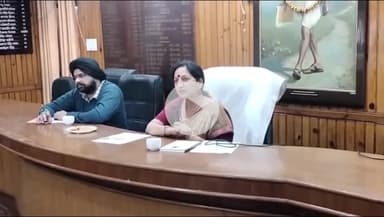 देहरादून: मसूरी में पालिका सभागार में बैठक हुई आयोजित, नगर पालिका अध्यक्ष मीरा सकलानी ने अव्यवस्थाओं को लेकर जताई नाराजगी