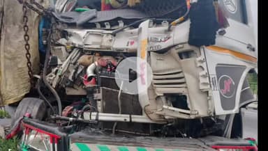 बगोदर: जीटी रोड झरी पुल के पास 2 ट्रकों की टक्कर से एक चालक घायल