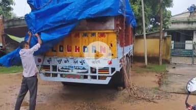 कोलेबिरा: वन विभाग ने कोलेबिरा में चेकनाका पर अवैध बीड़ी पत्ता लदे ट्रक को किया जब्त