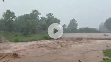 अक्कलकुवा: मुसळधार पावसामुळे काकडीआंबा गावात पाणी शिरल्याने ८ घरांची पडझड