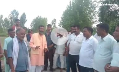 बरखेड़ा क्षेत्र के गांव काजरबोझी में गन्ने के खेत में दो शावकों के साथ देखी गई बाघिन पहुंचे किसान नेता देवस्वरूप पटेल।