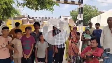 फिरोज़ाबाद: गांव मोडा के लोगों ने राशन डीलर के खिलाफ किया प्रदर्शन, आरोप है कि राशन डीलर ने पिछले 6 माह से राशन नहीं दिया है