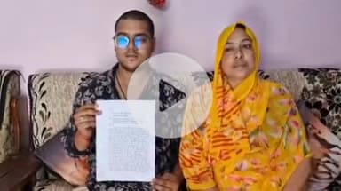 झांसी: मृतक महेंद्र यादव की मां ने प्रेमनगर स्थित आवास पर की प्रेस कॉन्फ्रेंस, अपनी और छोटे बेटे की जान को बताया खतरा