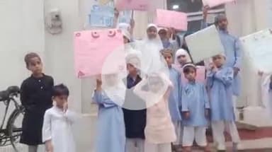 झांसी: फिल्टर रोड स्थित बावर्चियन मस्जिद पर मोहर्रम के नए साल पर मदरसे के बच्चों ने दी मुबारकबाद, राहगीरों को वितरित किए फल