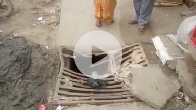 शहर के विभिन्न मोहल्ले में स्थित नाले पर ढक्कनों की जर्जर स्थिति राहगीरों के लिए मौत का कुआं।