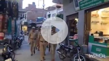 जानसठ: मीरापुर कस्बे में आगामी मोहर्रम पर्व के मद्देनज़र पुलिस फोर्स द्वारा किया गया फ्लैग मार्च, शांति माहौल की अपील