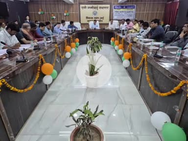 उरई: रानी लक्ष्मी बाई सभागार में डीएम ने की बैठक, बैंकों द्वारा संचालित विभिन्न सरकारी ऋण योजनाओं की प्रगति पर की गई समीक्षा