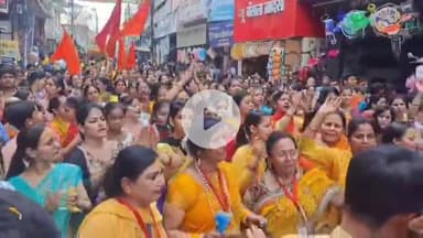 रामपुर: मिष्टन गंज चौराहे पर कांग्रेस पार्टी के नेताओं ने श्री जगन्नाथ शोभा यात्रा का फूल बरसाकर स्वागत किया