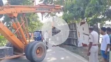 कदवा: रीगा नदी के पास बारात बस पलटने से करीब एक दर्जन लोग घायल