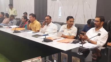 मिलक: जिलाधिकारी जोगिंदर सिंह ने जिलाधिकारी सभागार में विकास कार्यों की बैठक की, समस्त विभाग के अधिकारियों को दिए निर्देश