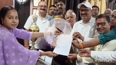 देेेवरिया: उत्तर प्रदेशीय प्राथमिक शिक्षक संघ ने विद्यालयों के मर्जर के विरोध में बीएसए को सौंपा ज्ञापन