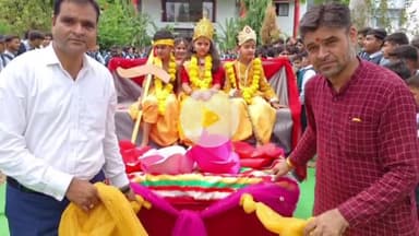 पचोर: पचोर में स्कूली बच्चों ने निकाली जगन्नाथ रथ यात्रा, नपा अध्यक्ष संतोष मित्तल ने झाड़ू लगाकर की अगवानी