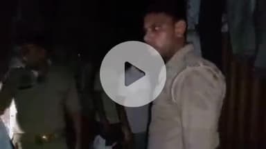 फिरोज़ाबाद: मुश्ताक बिल्डिंग के पास चूड़ी के गोदाम में लगी आग, क्षेत्रीय लोगों की सूझबूझ से टला बड़ा हादसा, शार्ट सर्किट था कारण